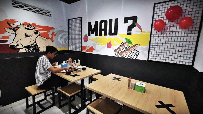Staf menyapa para pengunjung Sei Sapiku usai grand opening di jalan Gunung Bawakaraeng Makassar, beberapa hari lalu. Sei merupakan olahan daging sapi yang diasap menggunakan rempah-rempah spesial makanan khas Kupang, Nusa Tenggara Barat (NTB). tribun timurmuhammad abdiwan