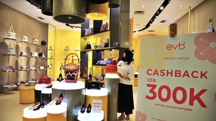 Staf merapikan produk display di tenant evb, Trans Studio Mall Makassar, Selasa (222021). Tenant yang menjual produk sepatu dan tas wanita ini tengah memberikan promo cash back hingga Rp300.000 untuk pembelian senilai Rp1.500.000. Promo ini masih akan berlangsung sampai dengan 11 Februari mendatang. tribun timurmuhammad abdiwan