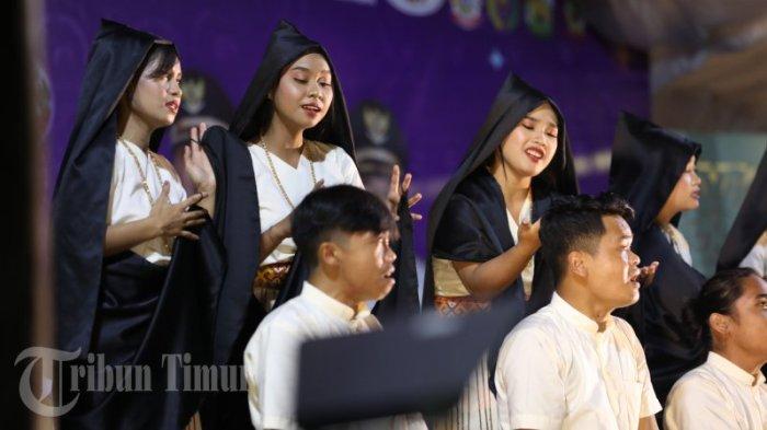Sejumlah peserta tampil dalam lomba paduan suara yang berlangsung di Pasar Seni, Makale, Tana Toraja, Senin (29/8/2022) malam. Kegiatan yang diikuti 12 peserta ini diselenggarakan oleh Persatuan Masyarakat Toraja Indonesia (PMTI). Event dengan tema
