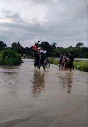 Lebaran, Banjir, Warga di Sibulue Bone Pikul Motor