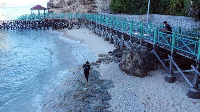 Suasana objek wisata Alam Pantai Dato terekam menggunakan kamera drone, di Lingkungan Pangale, Kelurahan Baurung, kecamatan Banggae Timur. Kab Majene, Sulbar, Sabtu (7/8/2021). Pantai Dato merupakan salah satu destinasi wisata yang sangat digemari oleh masyarakat di Majene, Sulawesi barat.