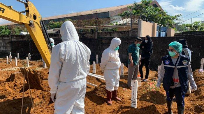 Risqilah Amran bersama rekan-rekannya saat menguburkan jenazah pasien Covid-19 di Pekuburan Macanda Kabupaten Gowa beberapa waktu lalu.