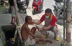 Viral Aksi Bhabinkamtibmas Polres Palopo Aiptu Arifuddin Suapi Orang Gila di Jalan