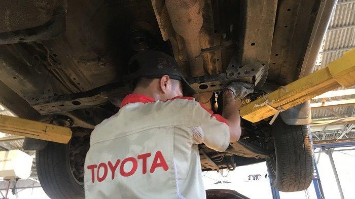 Teknisi Kalla Toyota sedang melakukan servis berkala pada kendaraan pelanggan di bengkel Kalla Toyota cabang Alauddin beberapa hari lalu. Di bulan Oktober ini, Kalla Toyota menghadirkan program Octofresh yang menjadikan unit kendaraan Toyota pelanggan menjadi bersih dan sehat.