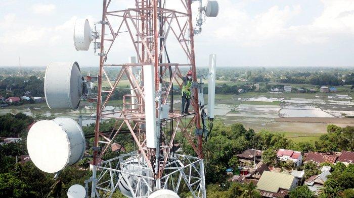 Seorang teknisi melakukan pemeliharaan perangkat Base Transceiver Station (BTS) milik XL Axiata di salah satu menara di Kabupaten Takalar, Sulawesi Selatan, Rabu (28/4/2021). PT XL Axiata Tbk terus berupaya menyelesaikan proyek fiberisasi di Pulau Sulawesi, tercatat sebanyak kurang lebih 500 BTS atau 25 persen dari total sekitar dua ribu BTS di Pulau Sulawesi telah terhubung dengan serat optik (fiber) sebagai upaya meningkatkan kualitas jaringan data.