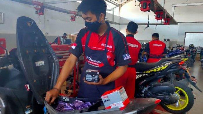 Teknisi Yamaha sedang melakukan pengecekan kondisi aki
