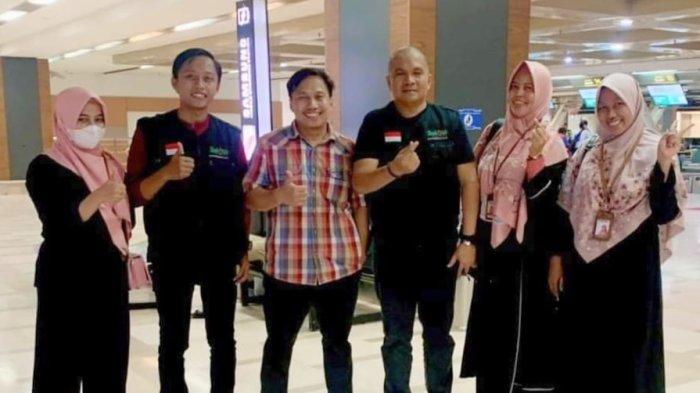 Tim medis dr Wachyudi Muchsin foto bersama di bandara sebelum menuju Jeddah