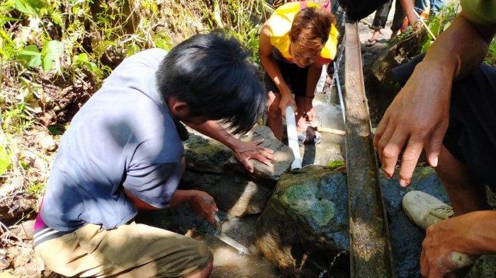 Tim relawan Bersama Berbagi dan Ikatek Unhas membuat program pipanisasi air bersih di Kampung Sunnah Beroanging di Malunda, Majene, Sulbar, Jumat (19/3/2021). Kegiatan ini merupakan program recovery pascagempa.