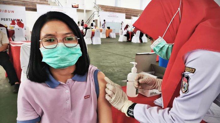 Vaksinasi massal Covid-19 dosis dua yang berlangsung di Universitas Hasanuddin. Vaksinasi massal ini merupakan kerja sama Unhas dengan Rumah Sakit Vertikal di Makassar, RSPTN Unhas, Dinas Kesehatan Provinsi dan Pemerintah Kota Makassar di JK Arenatorium GOR Unhas, Kampus Tamalanrea, Makassar, Selasa (1622021).