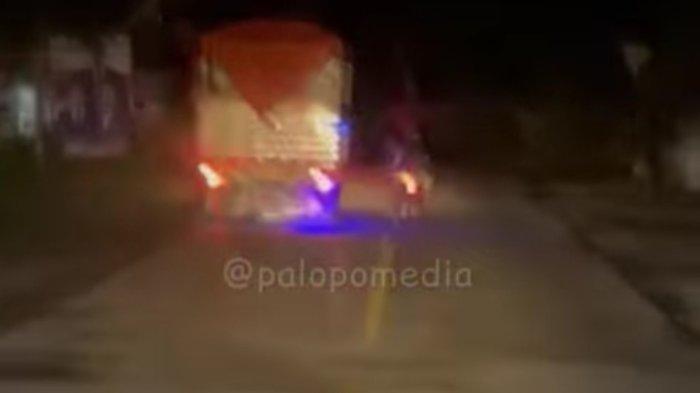PRIA MENGAKU POLISI PALAK SOPIR TRUK - Tangkapan layar video pemalakan di Kecamatan Walenrang, Kabupaten Luwu. Aksi pemalakan sopir truk di Kecamatan Walenrang, Kabupaten Luwu viral di medsos, Kamis (8/12/2022).