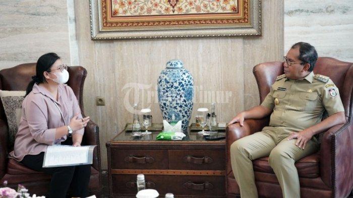 Walikota Danny Pomanto (kanan) berbincang dengan Manager Creative Video Inventory Tribun News, Pontiretha Isabella Siahaan (kiri) saat berada di Kediamannya, Jl Amirullah, Makassar, Senin (28/11/2022). Selain silaturahmi kunjungan tersebut membahas program kerjasama