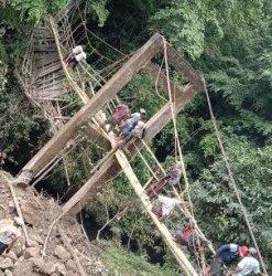 Usai Diperbaiki Warga, Perempuan dan Anak-anak Belum Berani Lintasi Jembatan Gantung Desa Kariango