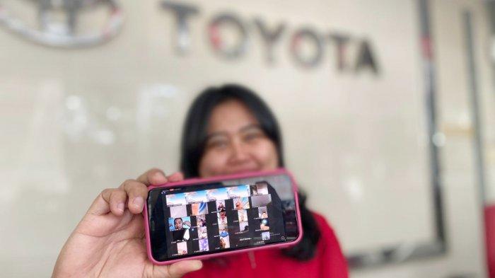 Wiraniaga Kalla Toyota sedang memperlihatkan gelaran Customer Gathering Online malalui smartphone, Selasa (15/12/2020). Kalla Toyota akan mengundi grandprize berupa 1 unit Toyota Agya dalam gelaran Customer Gathering Online series 29 pada 17 Desember mendatang.