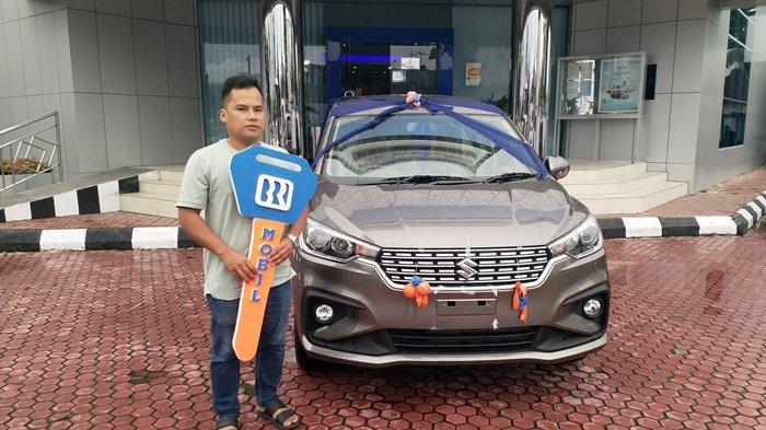 Sebuah mobil Suzuki Ertiga hasil undian BRI Simpedes kini telah diserahkan kepada Saipullah (36) warga Paslaten Satu lingkungan 5 Tomohon Timur