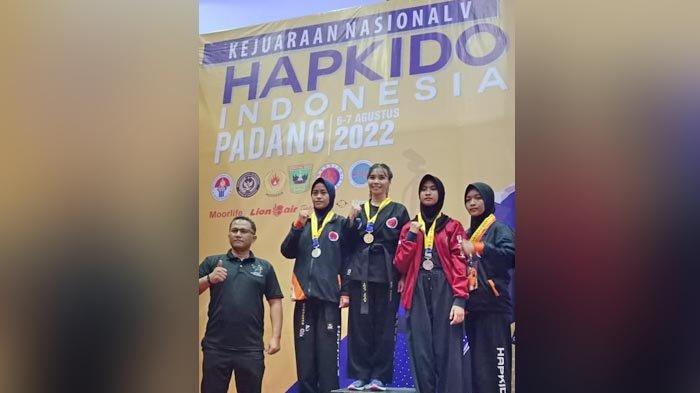 Praisly dan Joy bersama Wali Kota Bitung Maurits Mantiri. 2 Atlet Hapkido Raih Emas di Kejurnas V Hapkido Padang.