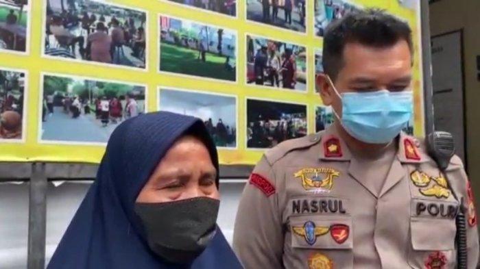 AL (68) alamat Pandan Salas, Mayura Cakranegara berada di Polsek Sandubaya menejaskan kronologinya mencuri hape anak kandungnya, Senin (25/4/2022).