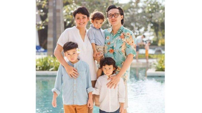 Agni Pratistha bersama suami dan anak-anaknya.