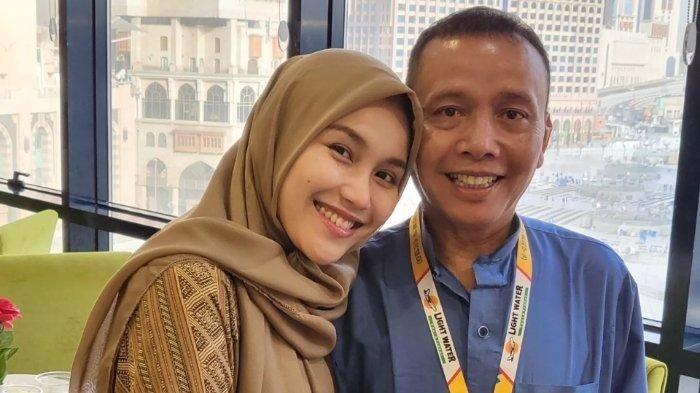 Ayu Ting Ting dan sang ayah, Abdul Rozak.