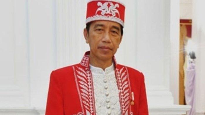 Baju Dolomani pakaian adat Buton, Sulawesi Tenggara, dipakai Presiden Joko Widodo di HUT ke-77 RI.
