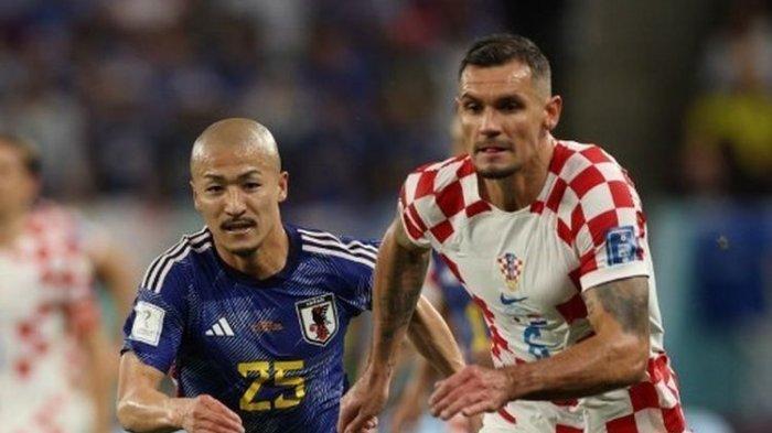 Bek timnas Kroasia, Dejan Lovren (kanan), berebut bola dengan penyerang timnas Jepang, Daizen Maeda, dalam laga babak 16 besar Piala Dunia 2022 Qatar yang dilangsungkan di Stadion Al Janoub, Al Wakrah, pada Senin (5/12/2022) malam WIB.