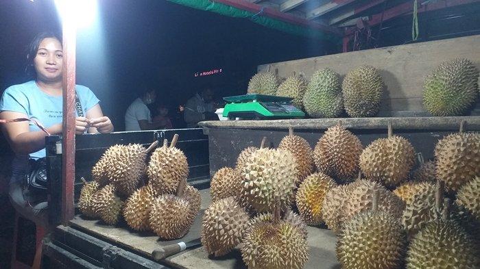Buah durian yang dijajakan Olviani Mamonto (29) kebanyakan berasal dari Sulawesi Tengah, Selasa (24/5/2022).