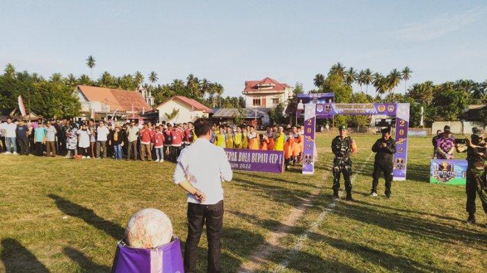 Bupati Boltim, Sam Sachrul Mamonto memberikan arahan kepada seluruh pemain dan penyelenggara dalam pembukaan turnamen sepakbola Bupati Cup I 2022 di Lapangan Paret Kotabunan.