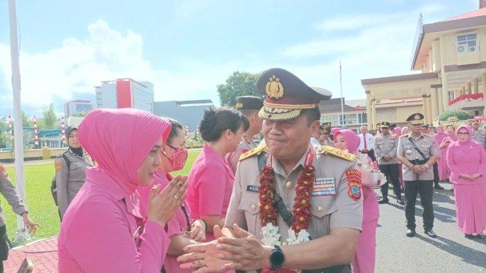 Polda Sulawesi Utara melaksanakan tradisi farewell parade sebagai simbol perpisahan dengan pejabat Kapolda Sulut yang lama, Irjen Pol Purn Mulyatno, Selasa (25/10/2022).