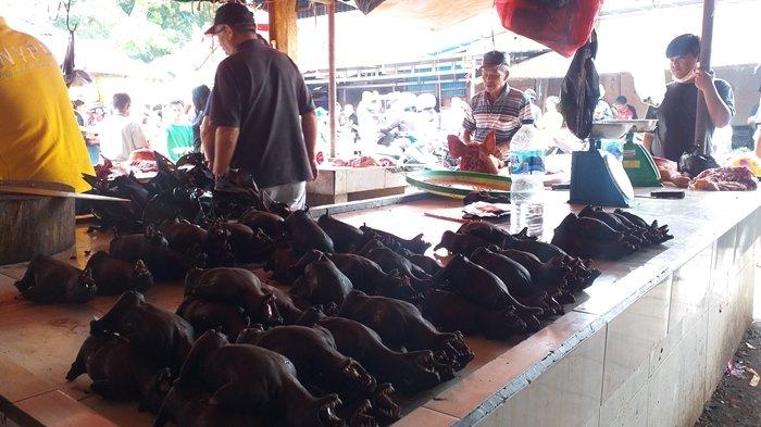 Daging kelelawar yang dijual di Pasar Tomohon, Kota Tomohon, Sulawesi Utara, Sabtu (14/5/2022).