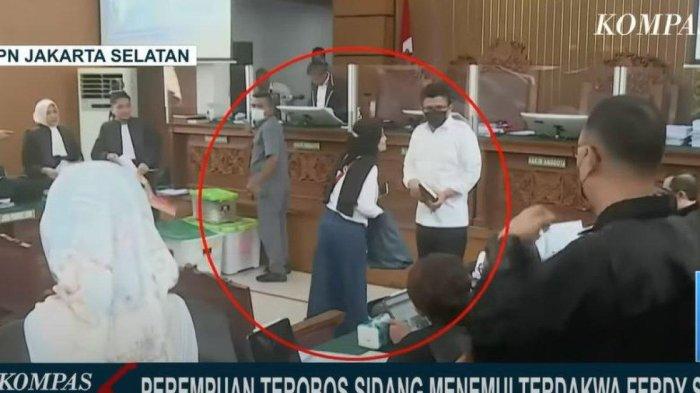 Detik-detik Syarifah terobos sidang dan temui langsung Ferdy Sambo
