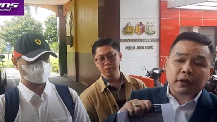 Ferry Irawan (kemeja putih, Jeffry Siamtupang (kanan)- Jeffry Simatupang peringatkan Venna Melinda soal kasus besar di Bogor. (YouTube Intens Investigasi)
