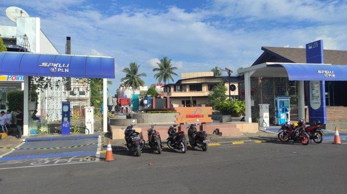 Stasiun Pengisian Kendaraan Listrik Umum (SPKLU) di Kawasan Megamas, Kota Manado, Sulawesi Utara.