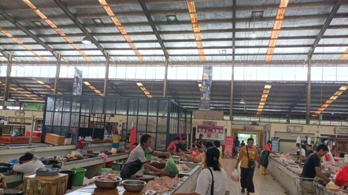 Kios penjualan daging di Pasar Segar, Paal Dua, Manado, Sulawesi Utara.