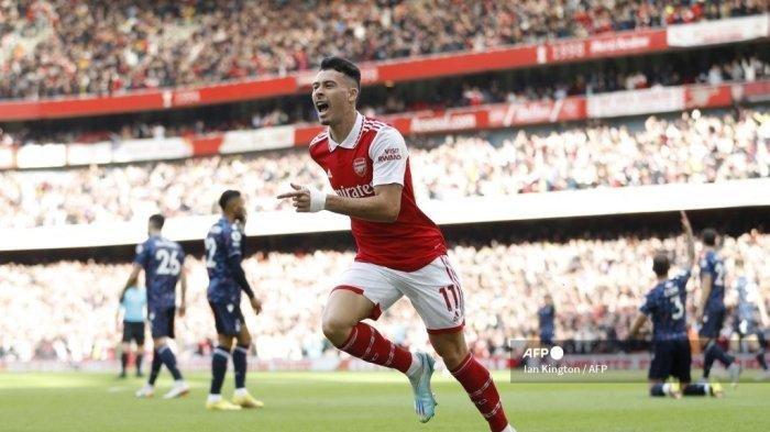Gelandang Arsenal, Gabriel Martinelli melakukan selebrasi usai mencetak gol pembuka ke gawang tim tamu Nottingham selama pertandingan sepak bola Liga Inggris di Stadion Emirates, pada 30 Oktober 2022. (Ian Kington / AFP)