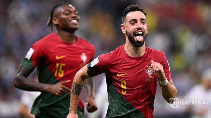 Gelandang Portugal Bruno Fernandes (Tengah) merayakan gol kedua timnya selama pertandingan sepak bola Grup H Piala Dunia 2022 Qatar antara Portugal dan Uruguay di Stadion Lusail di Lusail, utara Doha Senin (28 November 2022).