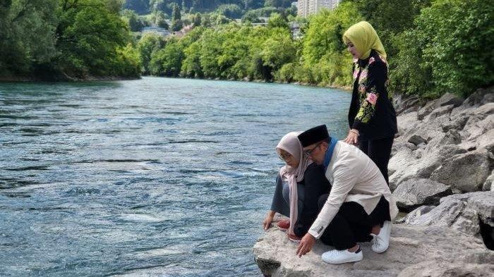Gubernur Jawa Barat Ridwan Kamil dan keluarga di Sungai Aare, Kota Bern, Swiss, sebelum kepulangan ke Indonesia, Kamis 2 Juni 2022 waktu Swiss.