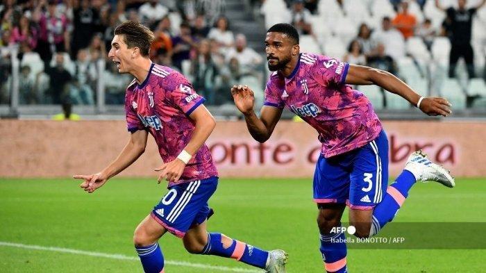 Bek Juventus Bremer merayakan gol dengan gelandang Juventus Fabio Miretti (kiri) setelah mencetak gol pertama timnya selama pertandingan sepak bola Serie A Italia antara Juventus dan Salernitana di stadion Juventus di Turin pada 11 September 2022.