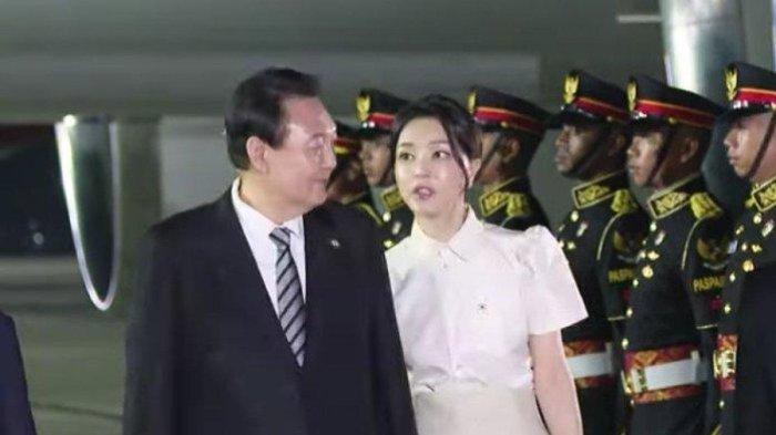 Kecantikan istri Presiden Korea Selatan Kim Keon-hee curi perhatian di G20 saat tiba di Bali, Indonesia pada Senin (14/11/2022).