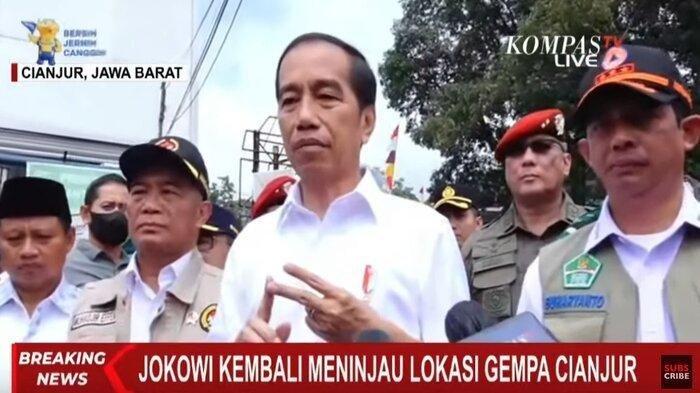 Presiden Joko Widodo (Jokowi) meninjau lokasi terdampak gempa Cianjur, Jawa Barat, Kamis (24/11/2022). (Tangkap Layar YouTube Kompas TV)