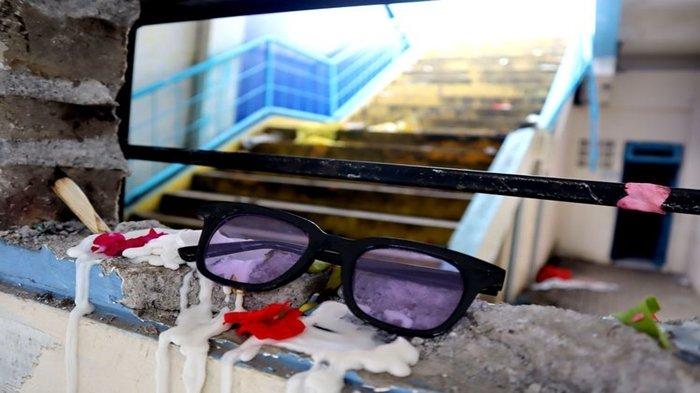 Kacamata yang diletakkan seseorang di Gate 13 pada hari kedua pasca tragedi yang terjadi pada pekan ke-11 Liga 1 2022-2023 seusai pertandingan bertajuk Derbi Jawa Timur, Arema FC melawan Persebaya Surabaya di Stadion Kanjuruhan Kepanjen, Kabupaten Malang, Senin (3/10/2022) siang.
