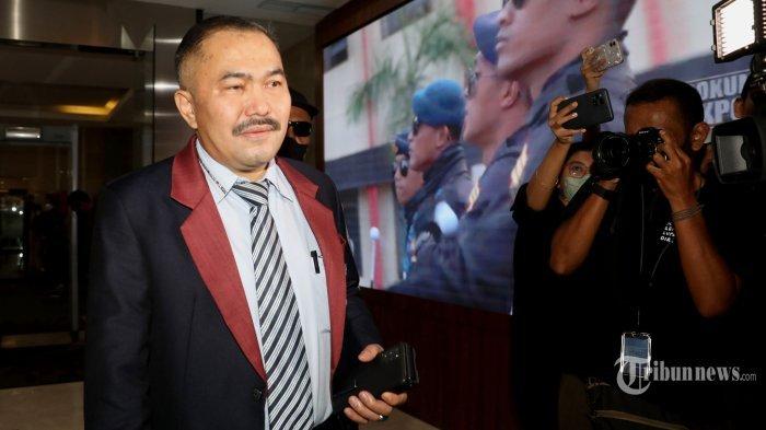 Pengacara Keluarga Brigadir Nofriansyah Yosua Hutabarat atau Brigadir J, Kamaruddin Simanjuntak tiba di Gedung Bareskrim Mabes Polri, Jakarta Selatan, Jumat (26/8/2022). Kamaruddin Simanjuntak membeberkan siapa wanita cantik di rumah Ferdy Sambo.
