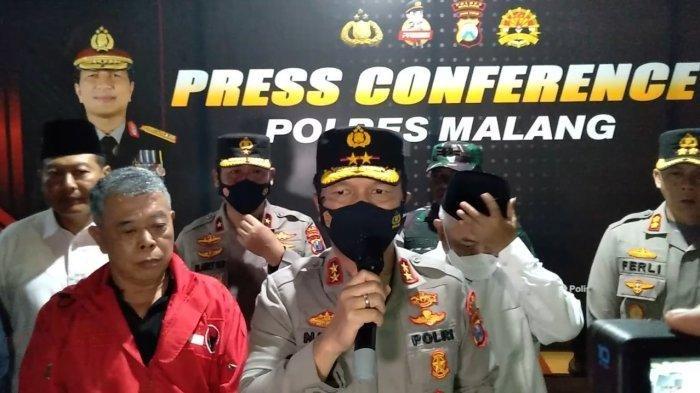 Kepala Kepolisian (Kapolda) Jawa Timur, Irjen Pol Nico Afinta memberikan keterangan di Polres Malang pada Minggu (2/10/2022).
