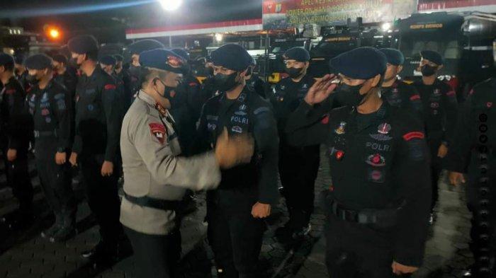 Kapolda Sulawesi Utara Irjen. Pol. Drs. Mulyatno, melepas keberangkatan personel Brimob Polda Sulut yang akan bertugas menjaga keamanan dan ketertiban di Provinsi Papua