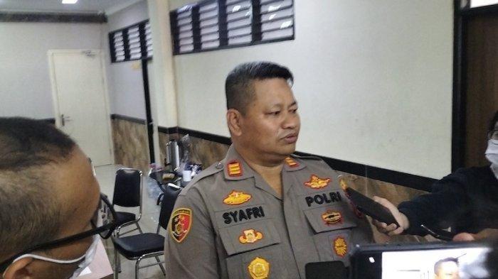 Kapolsek Kalideres Kompol Syafri Wasdar memberikan keterangan soal kematian satu keluarga di rumahnya di kawasan Kalideres, Jakarta Barat, di kantornya, Sabtu (12/11/2022).