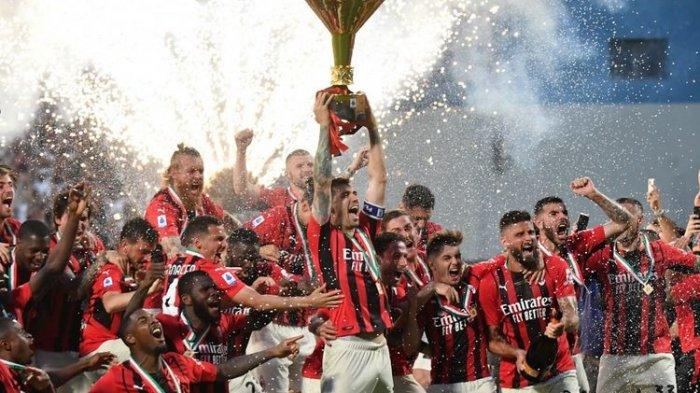 Kapten dan bek AC Milan, Alessio Romagnoli, mengangkat trofi juara Liga Italia 2021-2022. AC Milan juara Liga Italia 2021-2022 usai meraih kemenangan 3-0 atas Sassuolo di Stadion Mapei, Minggu (22/5/2022).