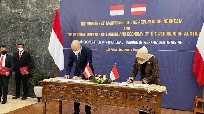Kementerian Ketenagakerjaan RI bersama Kementerian Federal Tenaga Kerja dan Ekonomi Republik Austria menandatangani kerja sama pelatihan vokasi pada pelatihan berbasis kerja sebagai upaya mengakselerasi peningkatan kompetensi SDM Indonesia di Kantor Kementerian Ketenagakerjaan Pusat, Jakarta, Kamis (20/11/2022).