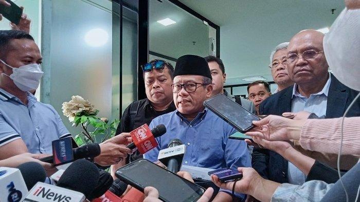 Ketua Indonesia Police Watch (IPW) Sugeng Teguh Santoso mengatakan terkait sosok RBT alias Bong yang diduga meminjamkan jet pribadi ke Brigjen Hendra Kurniawan.