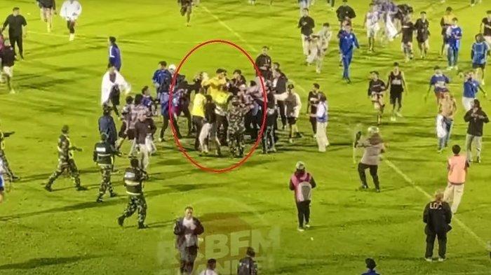 Kiper Arema FC Adilson Maringa didatangi sejumlah suporter Arema FC usai kekalahan dari Persebaya di Stadion Kanjuruhan Malang, Sabtu (1/10/2022) malam.