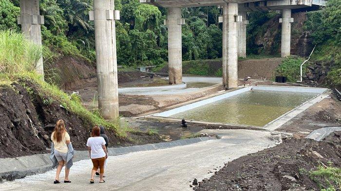Kolam Renang Aer Ujang yang terletak di bawah Jalan Tol Manado Bitung, Kota Bitung, Sulawesi Utara.