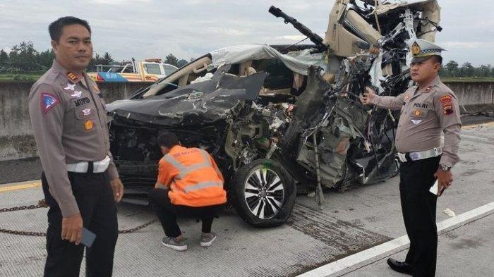 Kondisi mobil Toyota Alphard rusak parah akibat terlibat kecelakaan di ruas jalan tol Semarang-Solo KM 490 jalur A tepatnya di Dukuh Singit, Desa Trayu, Kecamatan Banyudono, Kabupaten Boyolali, Jawa Tengah, Kamis (24/11/2022).