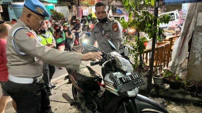 Kondisi motor korban rusak parah akibat terlibat kecelakaan di Jalan Raya Arif Rahman Hakim, Pancoran Mas, Kota Depok.